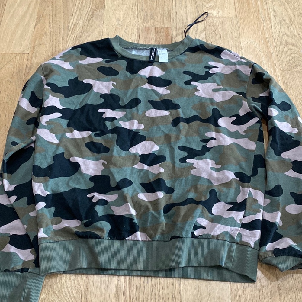 Divided h&m crew neck sweatshirt camo design sz small womens